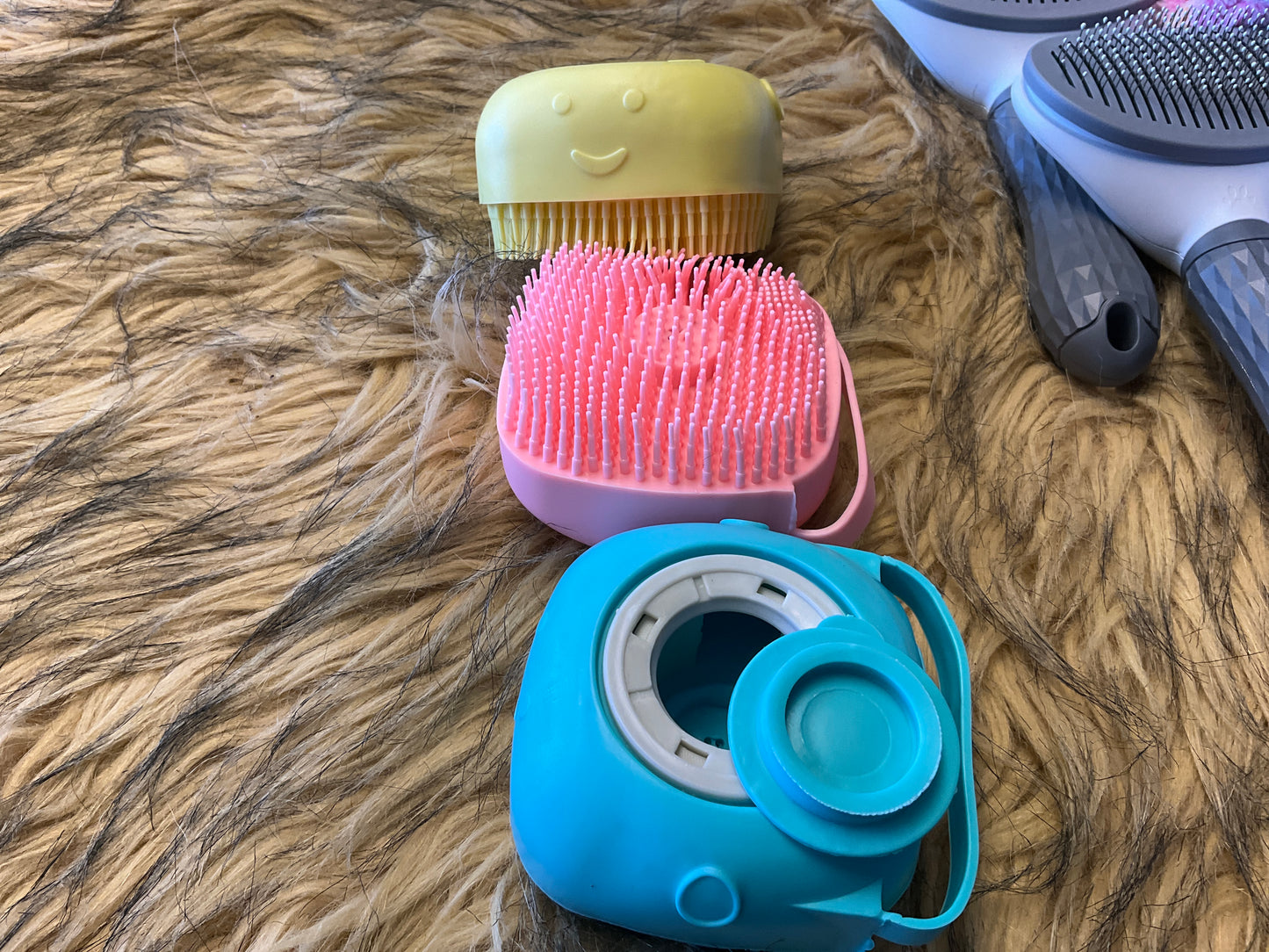 Silicone pet scrubber with soap insert