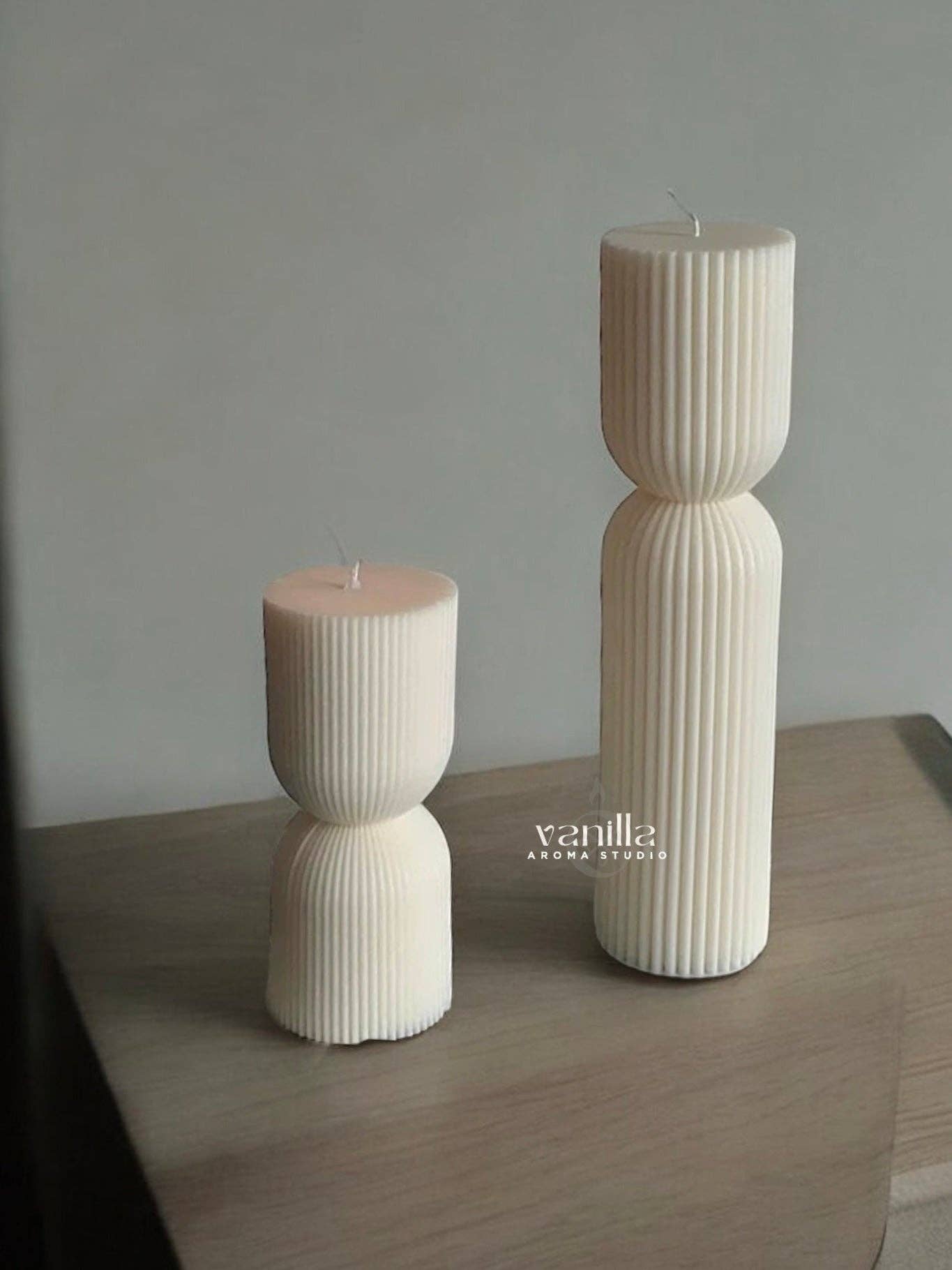 Hourglass Ribbed Pillar Candle: Woody / Large