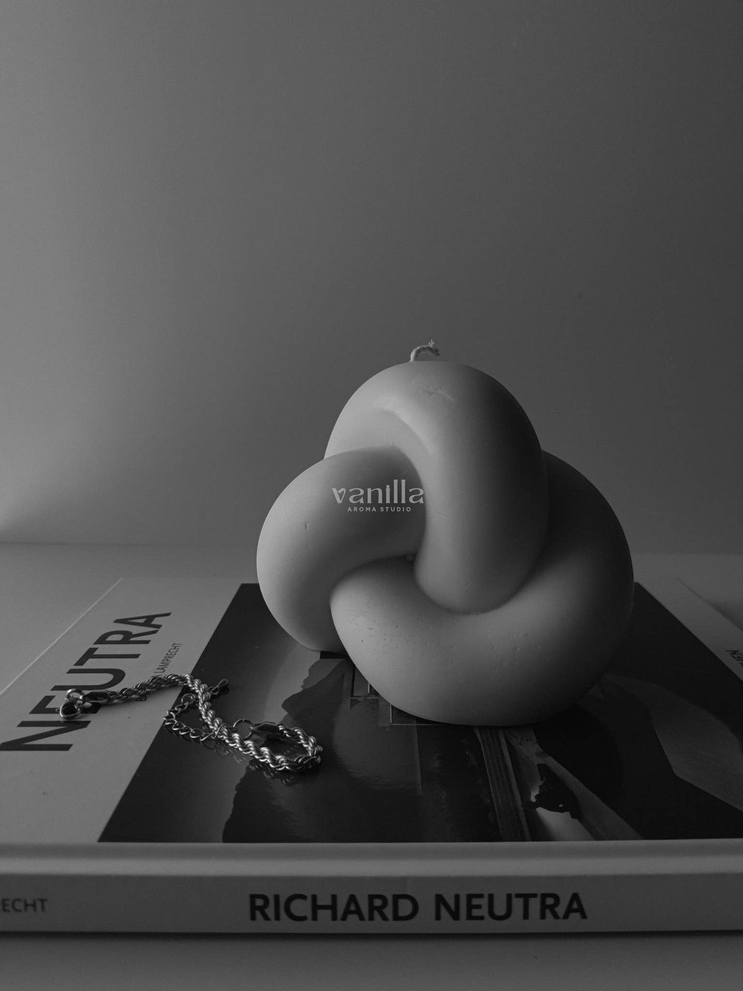 The Knot Sculptural Candle: Floral