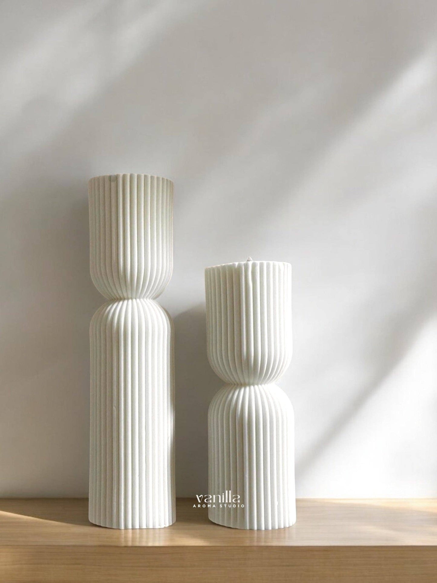 Hourglass Ribbed Pillar Candle: Woody / Large