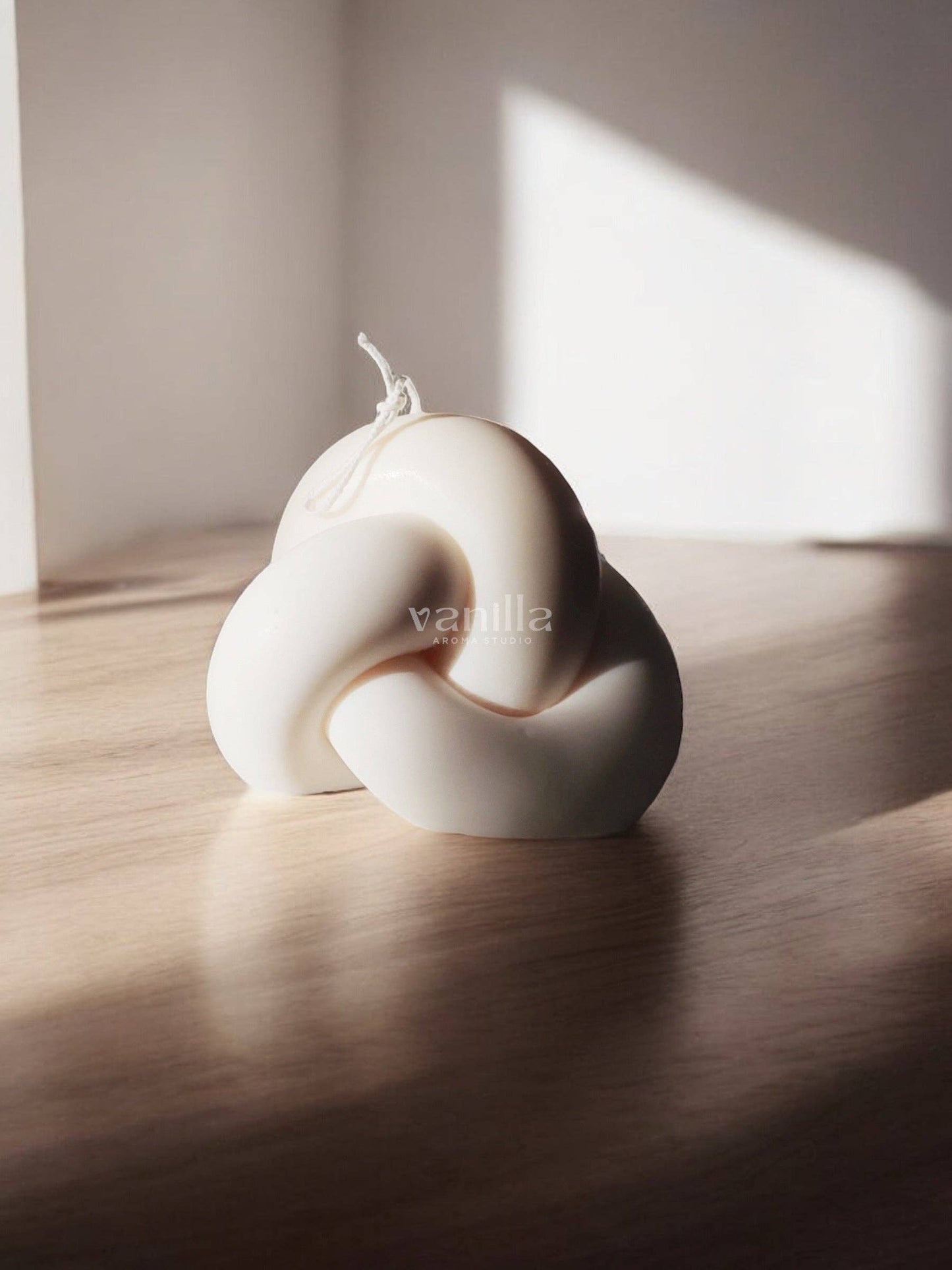 The Knot Sculptural Candle: Floral