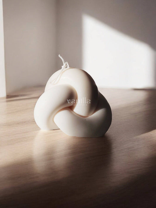 The Knot Sculptural Candle: Floral